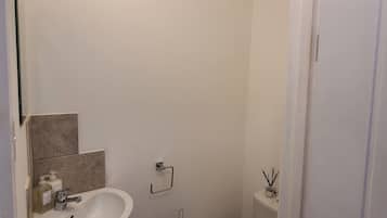 Rumah | Kamar mandi | Kombinasi shower/bathtub, bathtub besar, pengering rambut, dan handuk
