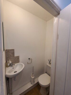House | Bathroom | Combined shower/tub, deep soaking tub, hair dryer, towels