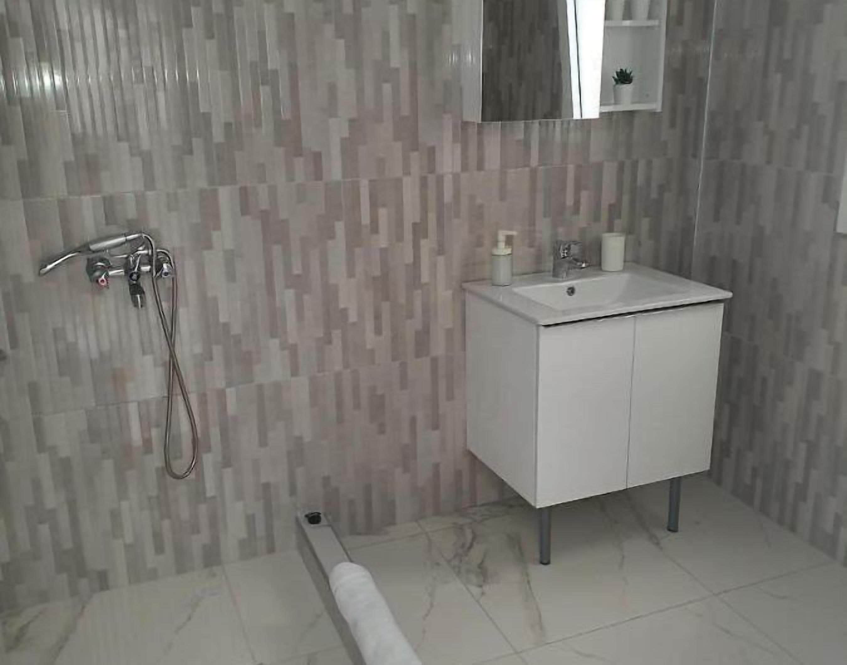 Chambre Classique | Salle de bain | Douche, douche à « effet pluie », sèche-cheveux, serviettes fournies