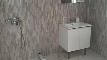 Classic Room | Bathroom | Shower, rainfall showerhead, hair dryer, towels