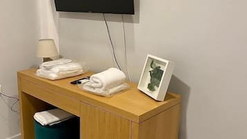 Business Room | 1 bedroom, minibar, free WiFi, bed sheets