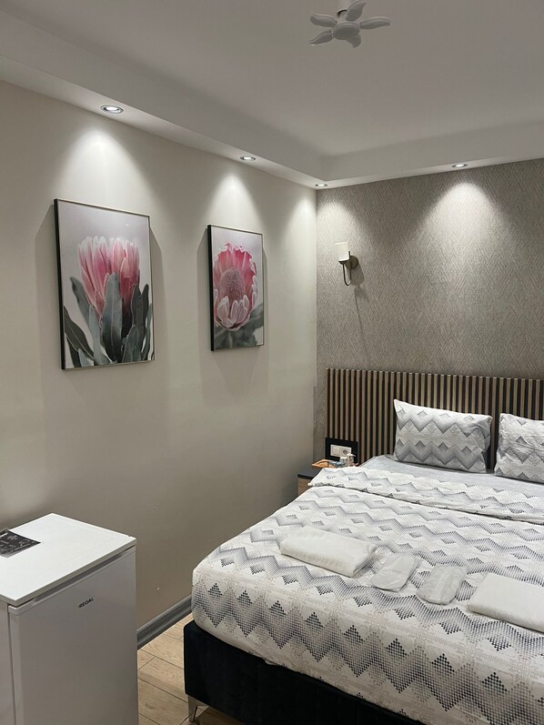 Premium bedding, down duvets, in-room safe, blackout curtains - Solo Suites Hotel (Istanbul)