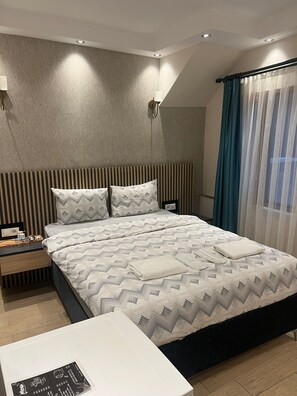 Premium bedding, down duvets, in-room safe, blackout curtains - Solo Suites Hotel (Istanbul)