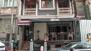 A hotel facade with a balcony, a staircase, and a sign indicating a parking restriction. - Solo Suites Hotel (Istanbul)