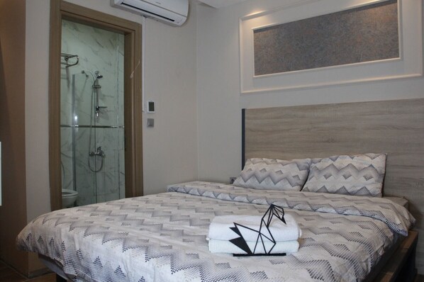 Premium bedding, down comforters, in-room safe, blackout drapes - Solo Suites Hotel (Istanbul)