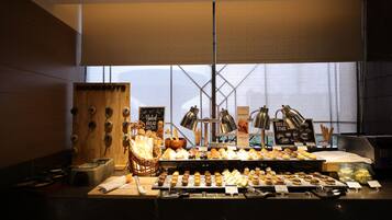 Se ofrece un desayuno bufé todos los días (por un coste adicional)