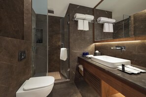 Deluxe kamer, 1 kingsize bed (Fortune Club Room) | Badkamer | Designer toiletartikelen, een haardroger, handdoeken, zeep