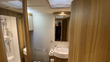 Ferienhütte | Badezimmer | Dusche, Haartrockner, Handtücher