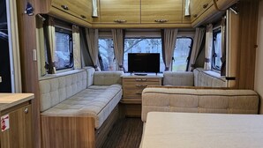Cabin | Bahagian dalam