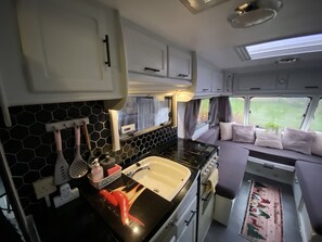 Stuga | Eget kök | Kylskåp, ugn, spishäll och vattenkokare