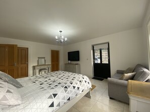 House | 6 bedrooms, free WiFi, bed sheets - Rostrevor Valley 6-br, Sleeps 20 w/ Hot Tub & View (Newry)