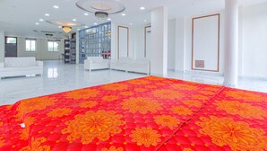 Ein geräumiges Hotelzimmer mit einem großen Bett, einem weißen Sofa und einer Kristallleuchtre.