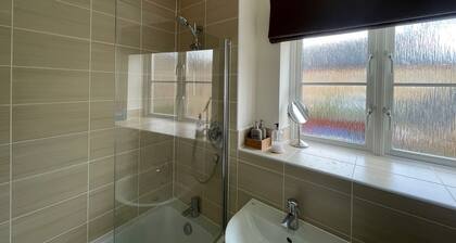 Addlestone - Stylish / Modern - Two Bedroom (Two Bathroom) Apartment