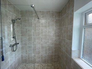 Shower, hair dryer - Addlestone - Stylish / Modern - Two Bedroom (Two Bathroom) Apartment (Addlestone)