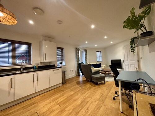 Bracknell Stylish 2 Bedroom Top Floor Apartment