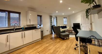 Bracknell Stylish 2 Bedroom Top Floor Apartment
