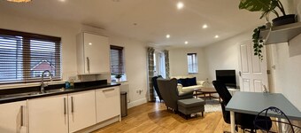 Bracknell Stylish 2 Bedroom Top Floor Apartment