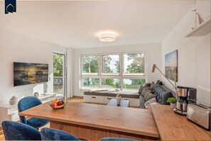 TV, ping pong, books - "exklusives 61m² Apartment mit Haff-blick Ruhige Lage Balkon & Wlan Stellp (Zirchow)