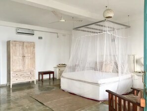 3 bedrooms, WiFi, bed sheets - Coco-Mari Beach Villa- Hikkaduwa.
(Hikkaduwa)