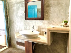 Shower, towels, soap, toilet paper - Coco-Mari Beach Villa- Hikkaduwa.
(Hikkaduwa)