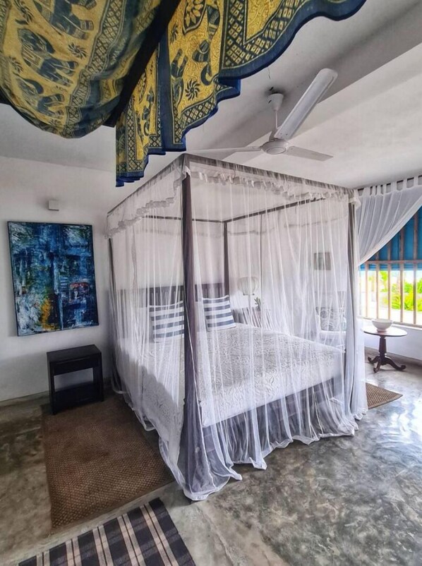 3 bedrooms, WiFi, bed sheets - Coco-Mari Beach Villa- Hikkaduwa.
(Hikkaduwa)