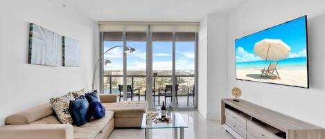 Una televisión, una oficina