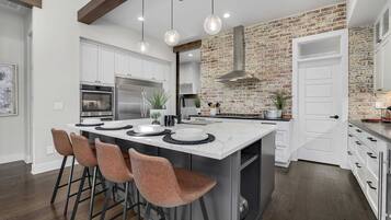 Kylskåp, mikrovågsugn, ugn och spishäll