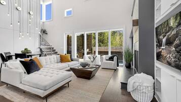 Tv, eldstad och kontor