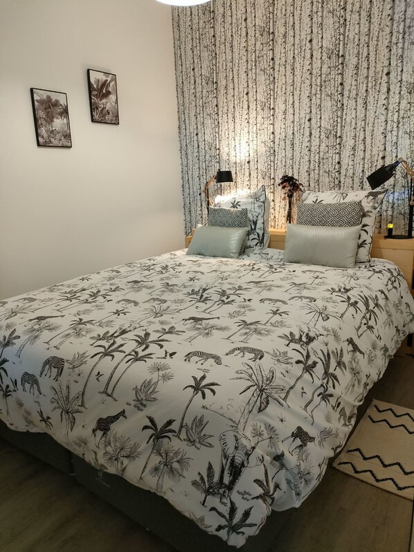 3 bedrooms, desk, iron/ironing board, travel cot