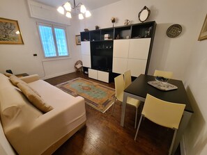 Basic Apartment | Ruang tamu | TV skrin rata 