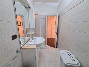 Basic Apartment | Bathroom | Shower, free toiletries, hair dryer, bidet