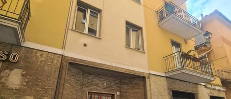 Vista frontal de la propiedad