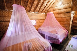 Individually decorated, individually furnished, desk, bed sheets - Waterfall Guesthouse (Gangavathi)