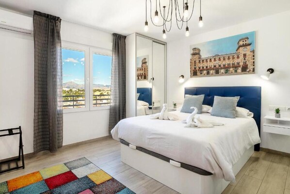 1 soverom, skrivebord, strykejern/-brett og reiseseng for barn