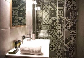 Ducha, secador de pelo y toallas