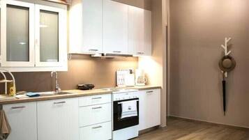 Lemari es, microwave, oven, dan kompor