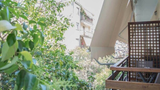 A balcony with a view of a building and dense foliage. - Chic and Minimal apartment close to Thissio Metro (Athina)