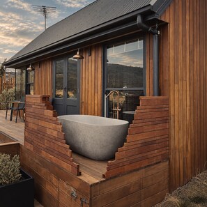 Property grounds - Appledore - Cabin in the Valley (Glen Huon)