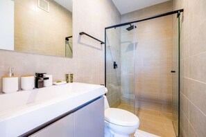Shower, hair dryer, towels - w *| Iconic 1BR Home in San Francisco (Panamá)