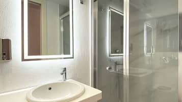 Comfort Studio Suite | Bathroom