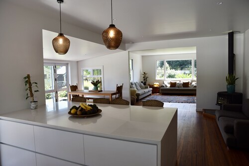 WAINUI GARDEN HIDEAWAY a little gem in a garden paradise