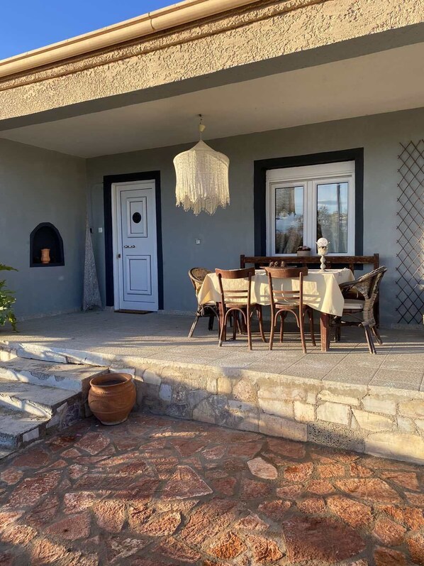 Outdoor dining - TRADITIONAL VILLA ,COZY LITTLE HOUSE FOR A FAMILY, FOR FRIENDS OR COUPLES... (ΤΡΙΚΑΛΑ)