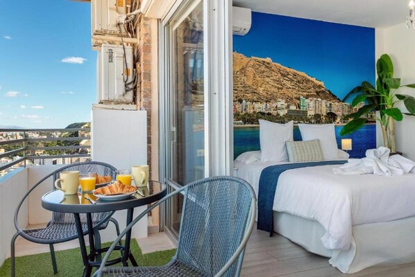 Outdoor dining - Sky Suites Alicante - 1bedroom apartment in a 28th floor (Alicante (Alacant))