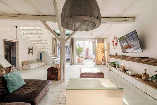 Smart TV, fireplace, books, stereo