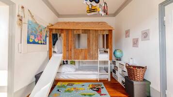 3 Schlafzimmer, Schreibtisch, Bügeleisen/Bügelbrett, Reisekinderbett