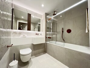 Towels, soap, toilet paper - Luxurious Entire Family Apartment in Chelsea (London)