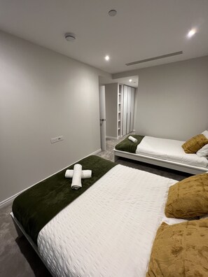 2 bedrooms, iron/ironing board, bed sheets - Luxurious Entire Family Apartment in Chelsea (London)