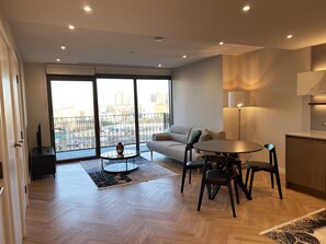 Smart TV - Luxurious Entire Family Apartment in Chelsea (London)