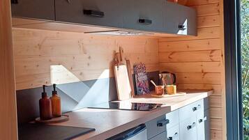 Réfrigérateur, micro-ondes, plaque de cuisson, cafetiÚre/bouilloire