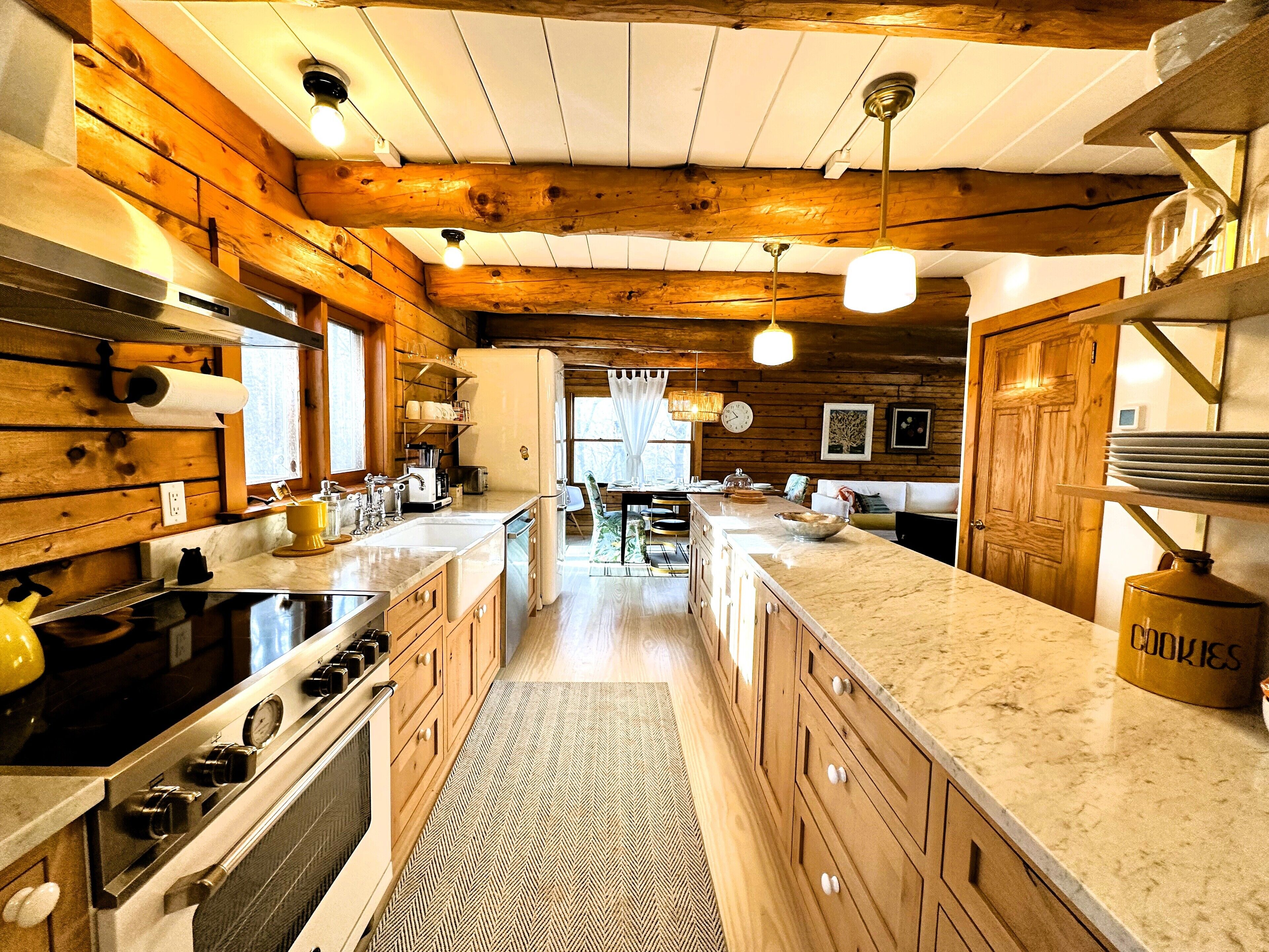 Jääkaappi, mikroaaltouuni, uuni, liesi